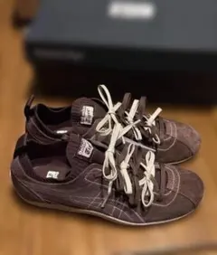 キャラメル色のオニツカタイガー SCLAW