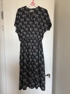 小花柄ワンピース 黒　Mサイズ　匿名配送