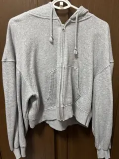 グレー クロップドジップアップフーディ