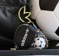 新品未使用:adidas カゴバックチャーム AirPods ケース - メルカリ