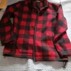 赤と黒のチェック柄フリースジャケット