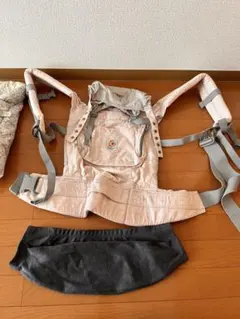超メルカリ市価格！　エルゴベビー 抱っこ紐 薄桃色　ストライプフード