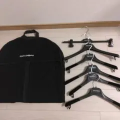 DOLCE&GABBANAガーメントバックとハンガー6本セットです。