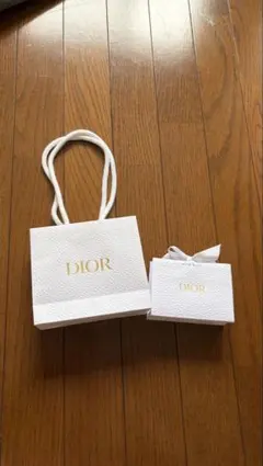DIOR ホワイトショップ袋とギフトボックス