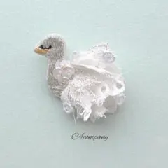 【418】ハンドメイド　ビーズ刺繍と端切れ布の白鳥ブローチ　アヒル　鳥好きさん