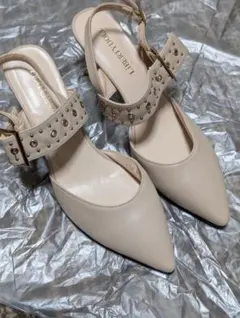 LIBERTYDOLL スタッズ付きバックストラップパンプス ベージュのサムネイル
