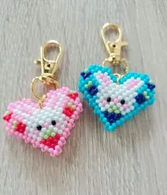 ハンドメイドいちご＆ベリーうさぎハートビーズキーホルダー2個セット
