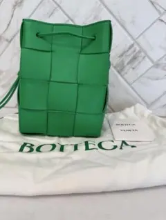 BOTTEGA VENETAスモール カセットクロスボディバケットバッググリーン