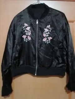 黒の花柄刺繍ボンバージャケット