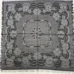 グレーと黒色の花柄ショール