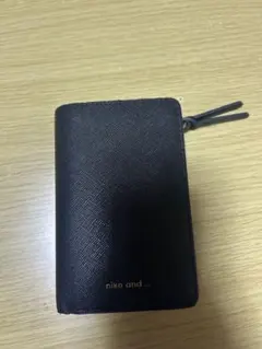 niko and ... 三つ折り財布 ブラック/ゴールド