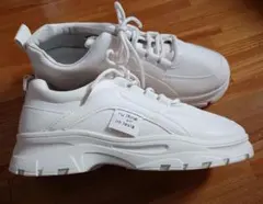 ホワイトスニーカー 厚底デザイン