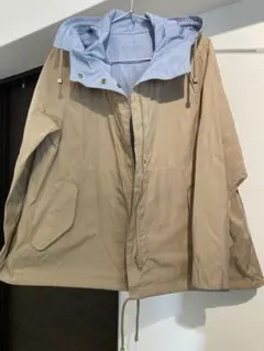 ベージュと水色のマウンテンパーカーブルゾン