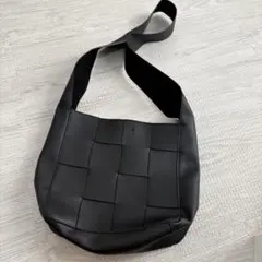 黒 編み込みデザイン ショルダーバッグ　【美品】