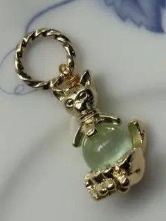 グリーンセレナイトお腹の猫のネックレスチャーム　ハンドメイド