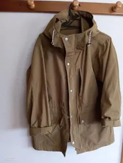 ベージュ マウンテンパーカー