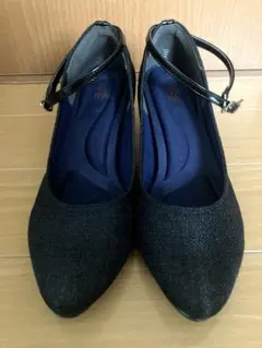 KiBERA ストラップ付き黒パンプス 約5cmヒール