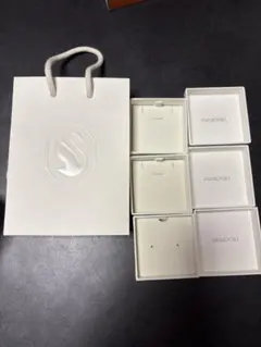 Swarovski ホワイトショップ袋と箱セット
