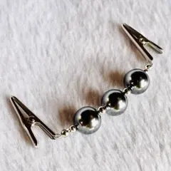 ストールクリップ(ハンドメイド)フェイクパール黒　銀色金具　羽織紐　スカーフ留め