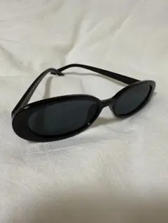 ブラック オーバル型サングラス
