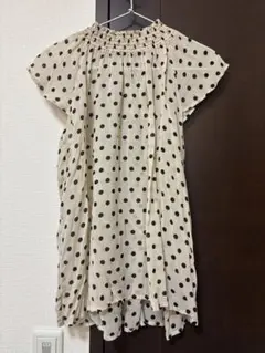ノースリーブドット柄トップス