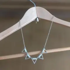 シルバー三角形ペンダントネックレス