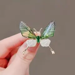 蝶のデザイン ブローチ