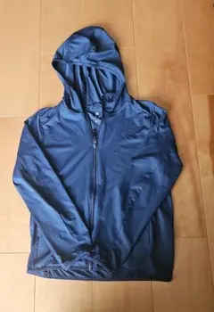 ユニクロ　エアリズムUVカットメッシュパーカー　ネイビー　140