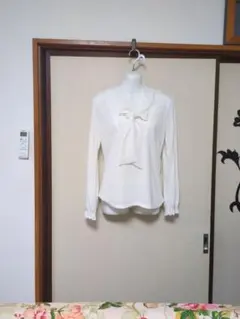 a.v.v ホワイトリボン付き長袖シャツ