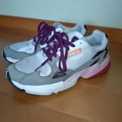 adidasスニーカーファルコン
