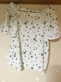 花柄トップスのサムネイル