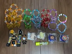 カラフルなビーズブレスレットとキャラクターグッズ