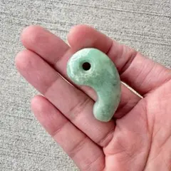 ミャンマー翡翠 勾玉 天然石 チャーム