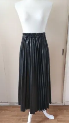No.2898_未使用黒フェイクレザープリーツロングスカート