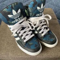 adidasハイカットスニーカー