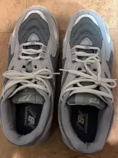 New Balance 725 グレー スニーカーのサムネイル