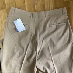 ベージュ プリーツパンツ バックポケット付き