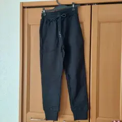 黒カジュアルパンツ