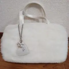 ４℃♥️　ホワイトファートートバッグ ハートチャーム付き