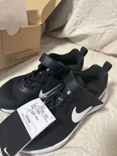新品未使用　Nike Revolution 5 ブラック スニーカー