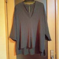 Vネック★チュニック★後ろファスナーブラウス★大きいサイズ★3L★カーキ色★美品
