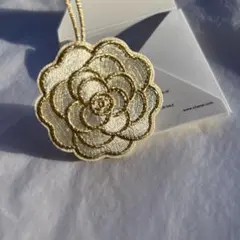 シャネル　ノベルティ　カメリア刺繍チャームのサムネイル