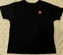 黒のロゴ入りTシャツ