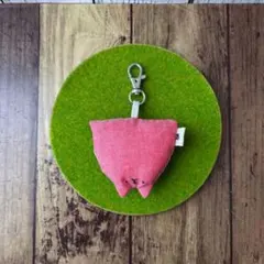 【ねこが生やせるバッグチャーム】オリジナルハンドメイド布製キーホルダー　猫　赤色