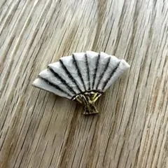 陶器ブローチ 扇のサムネイル