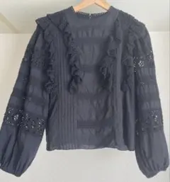 フリルブラウス