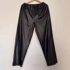 アントマリーズ 合成皮革 ブラック ストレートパンツ　　レザー風パンツ