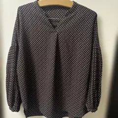 黒地に白と赤のドット長袖ブラウス
