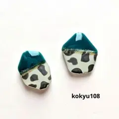 #108 ハンドメイドピアス　イヤリング　レジン　ダークグリーン×カウデザイン