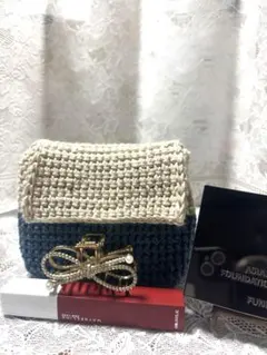 ハンドメイド 編み物ポーチ ベージュと青